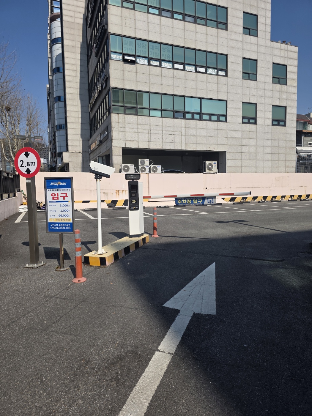 주차장의-입구-모습입니다.