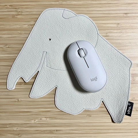 사이즈 참고를 위한 비교 사진 with 로지텍 마우스