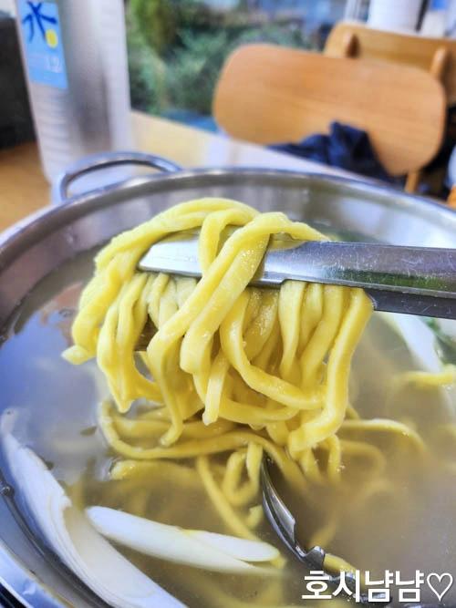 인분 13&amp;#44;000원에 즐기는 시원한 바지락 국물과 쫄깃한 노란 면발 황도바지락칼국수