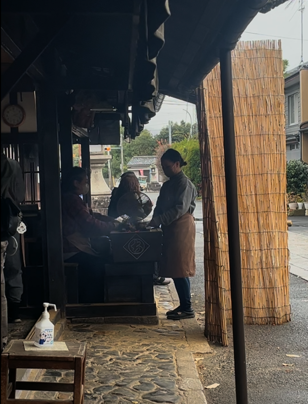 교토 카페 추천, 이치몬지야 와스케에서 아부리 모찌를 숯에 굽는 모습