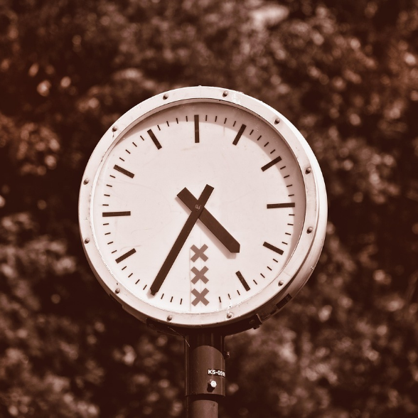 돌아가고 있는 시계