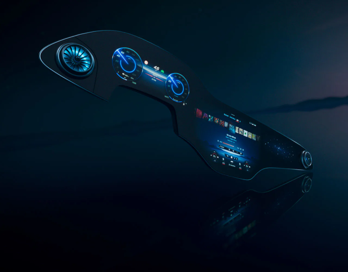 메르세데스 벤츠 MBUX 하이퍼스크린. 하나의 디스플레이처럼 이어져있지만 3개의 패널을 이어붙여 길게 만들었다