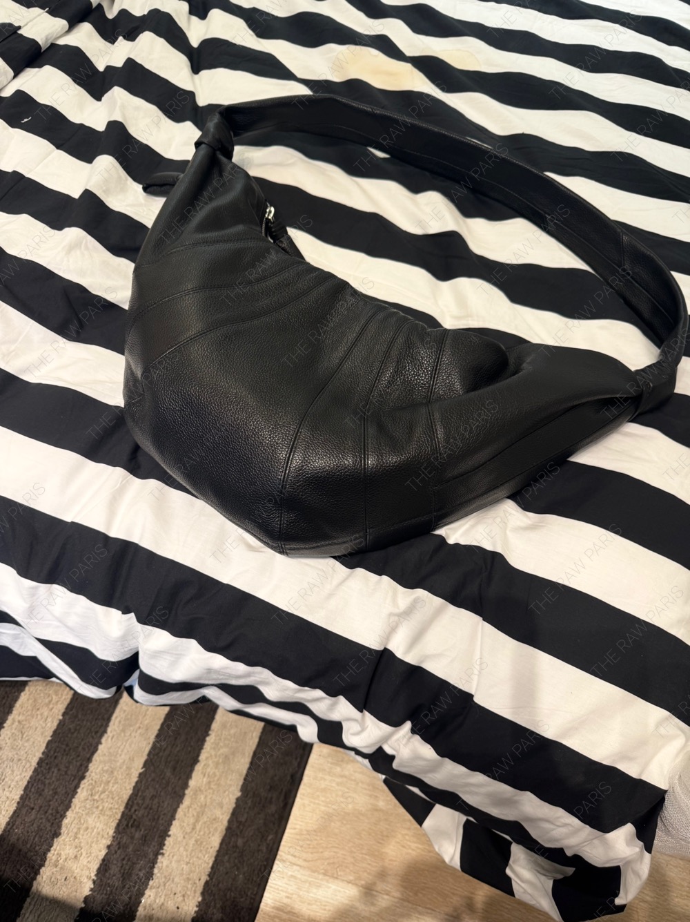 넉넉한 크기의 라지 사이즈 크루아상 그레인 레더 백이에요.
고급 그레인 레더가 시간이 지날 수록 더 멋스러워질거에요.