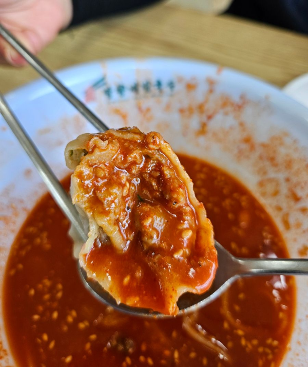 망향비빔국수 만두 소스찍다