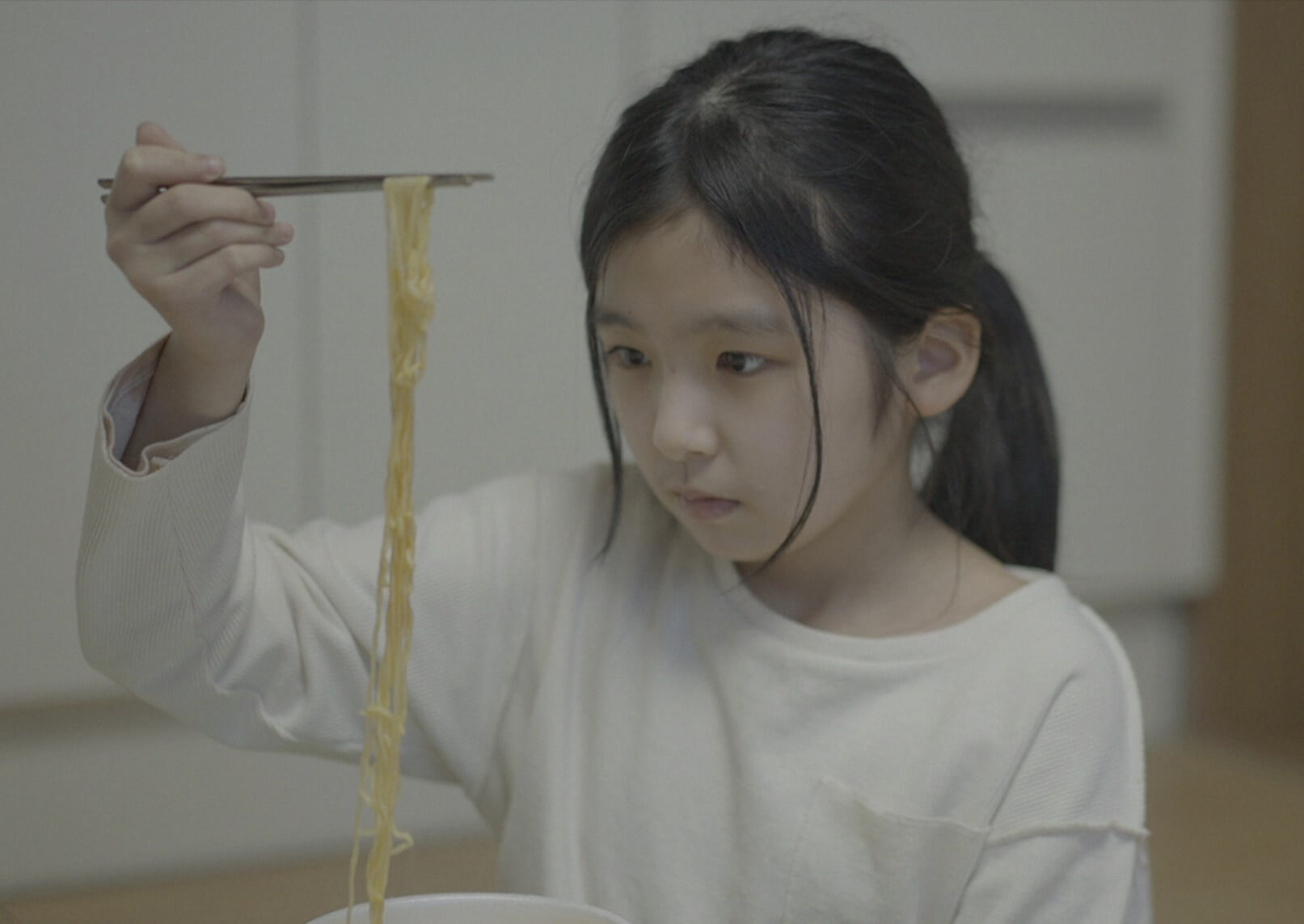 컵라면을 바라보는 연수