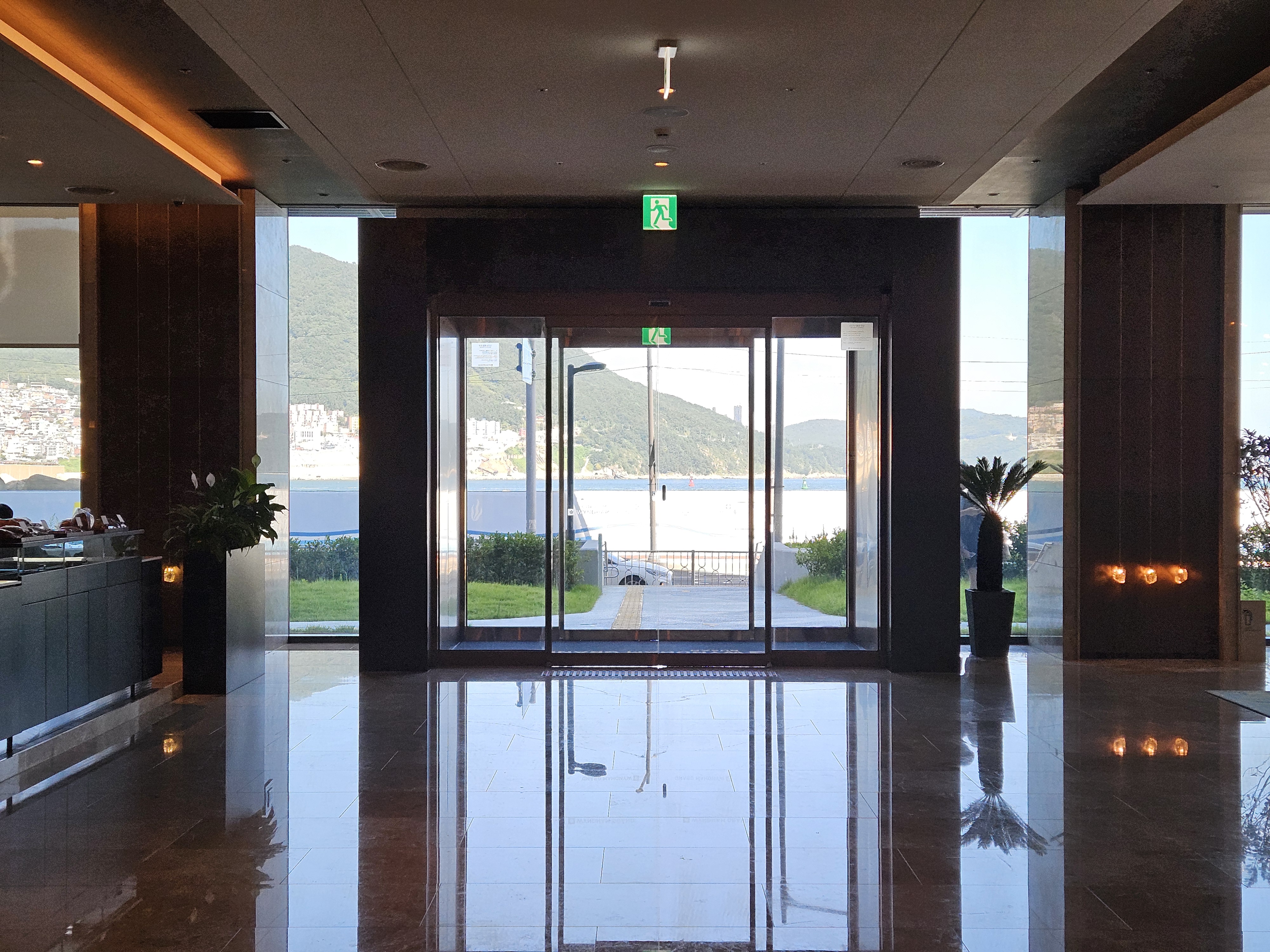 로비에서 보이는 뷰