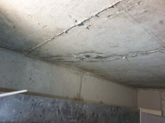 천장에서-물이새고-뚝뚝-떨어지는-모습