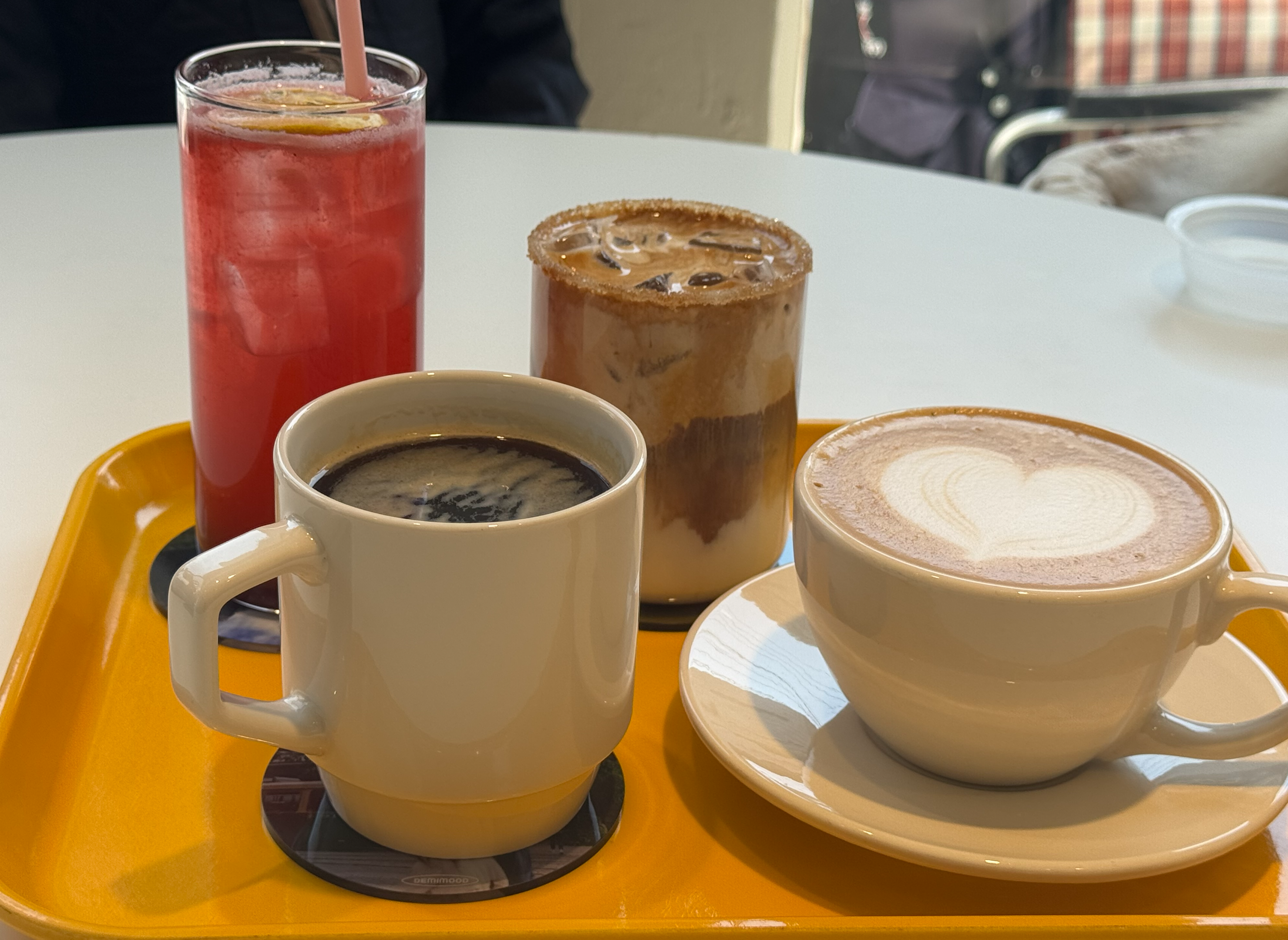 커피, 오미자차, 라떼