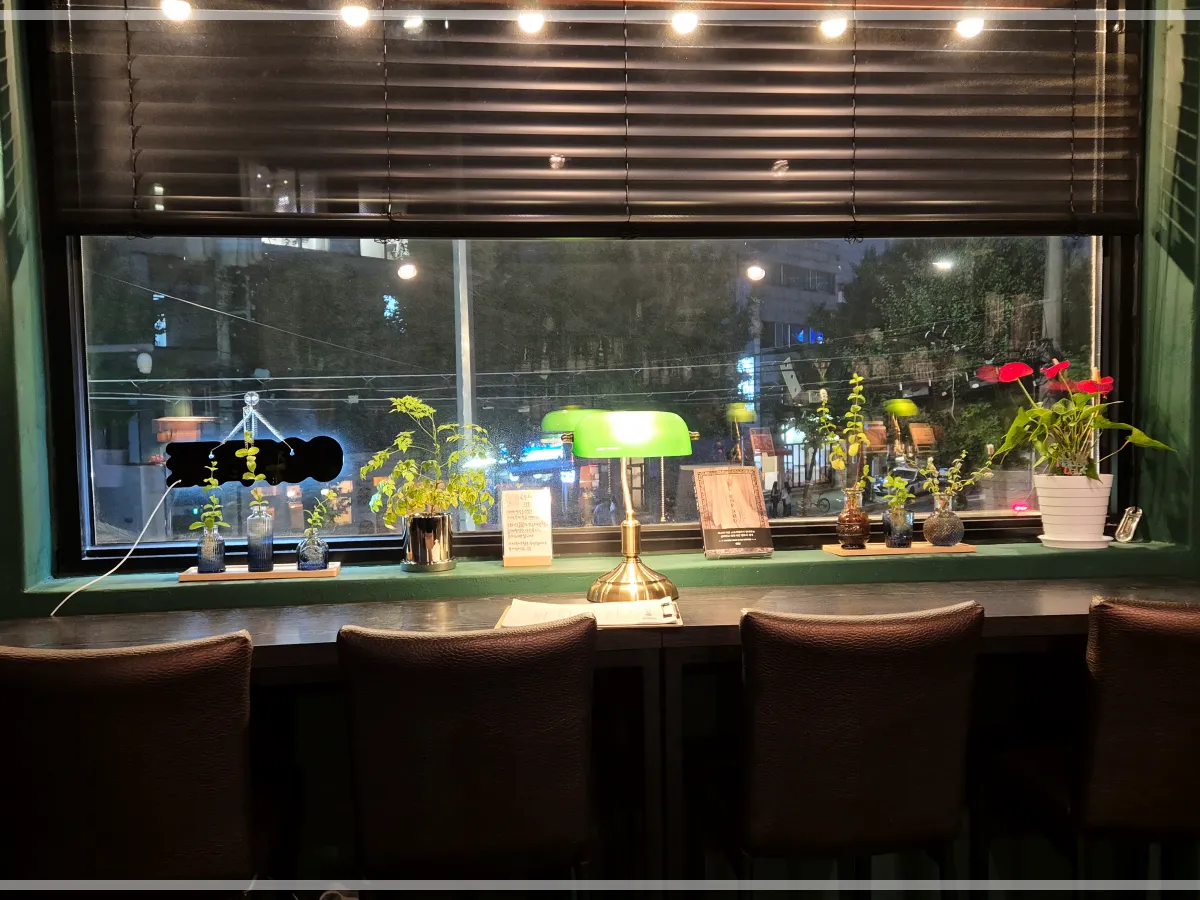 홍대 연남동 분위기 좋은 북카페&혼술바 | 주책다방