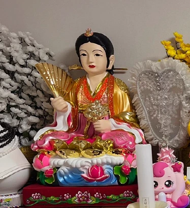 파주 인현궁의 부채든 할머니 조각상