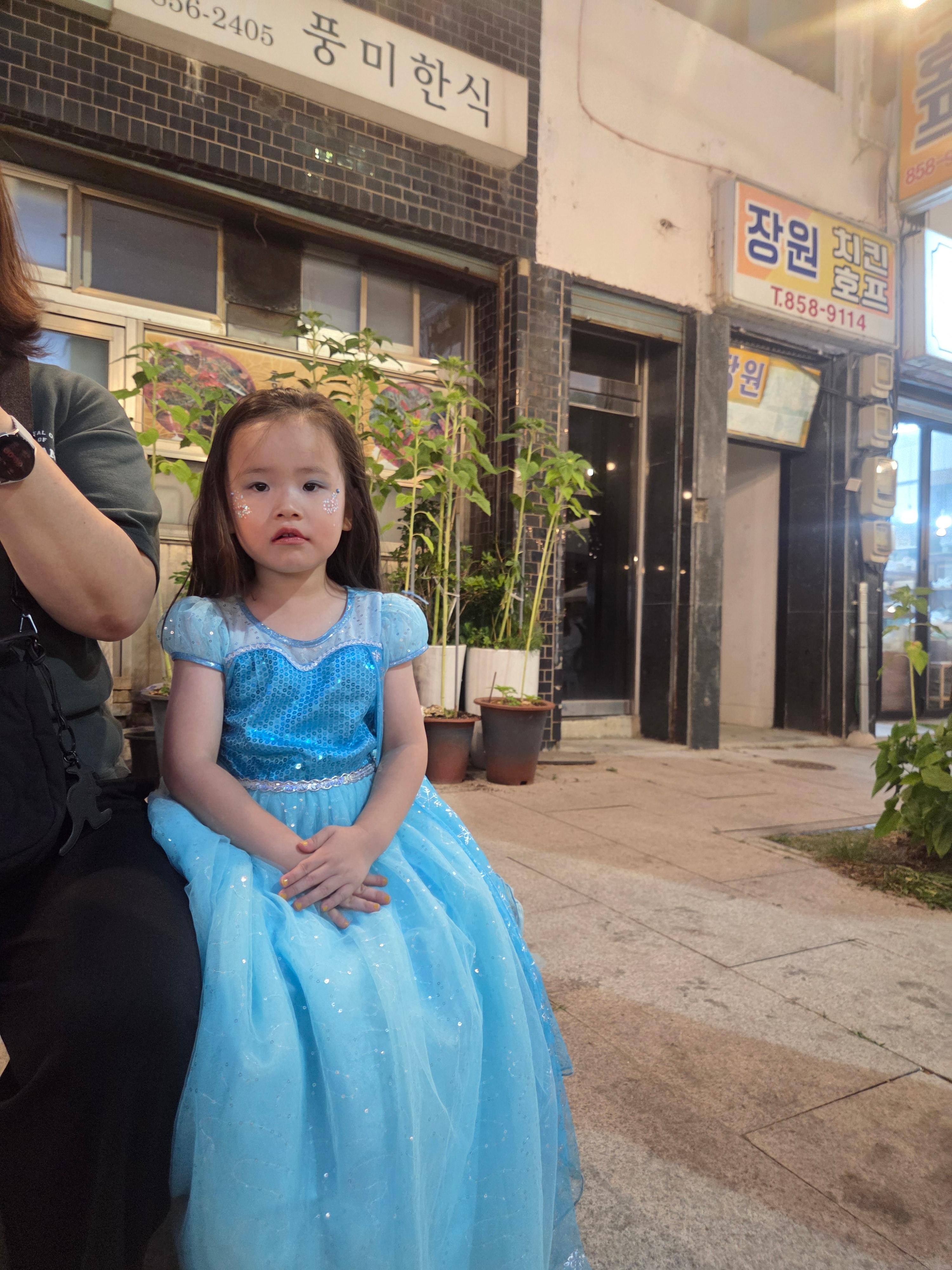 축제 기간에 페이스 페인팅 진행한 아이