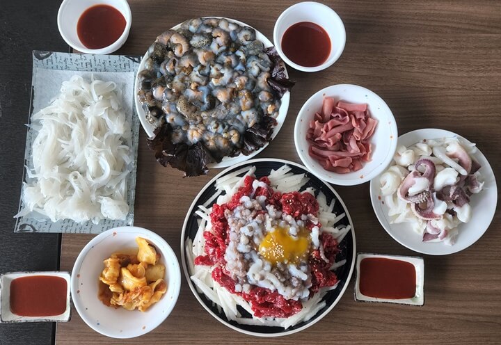 테이블위의 육회낙지탕탕이와 개불, 해삼