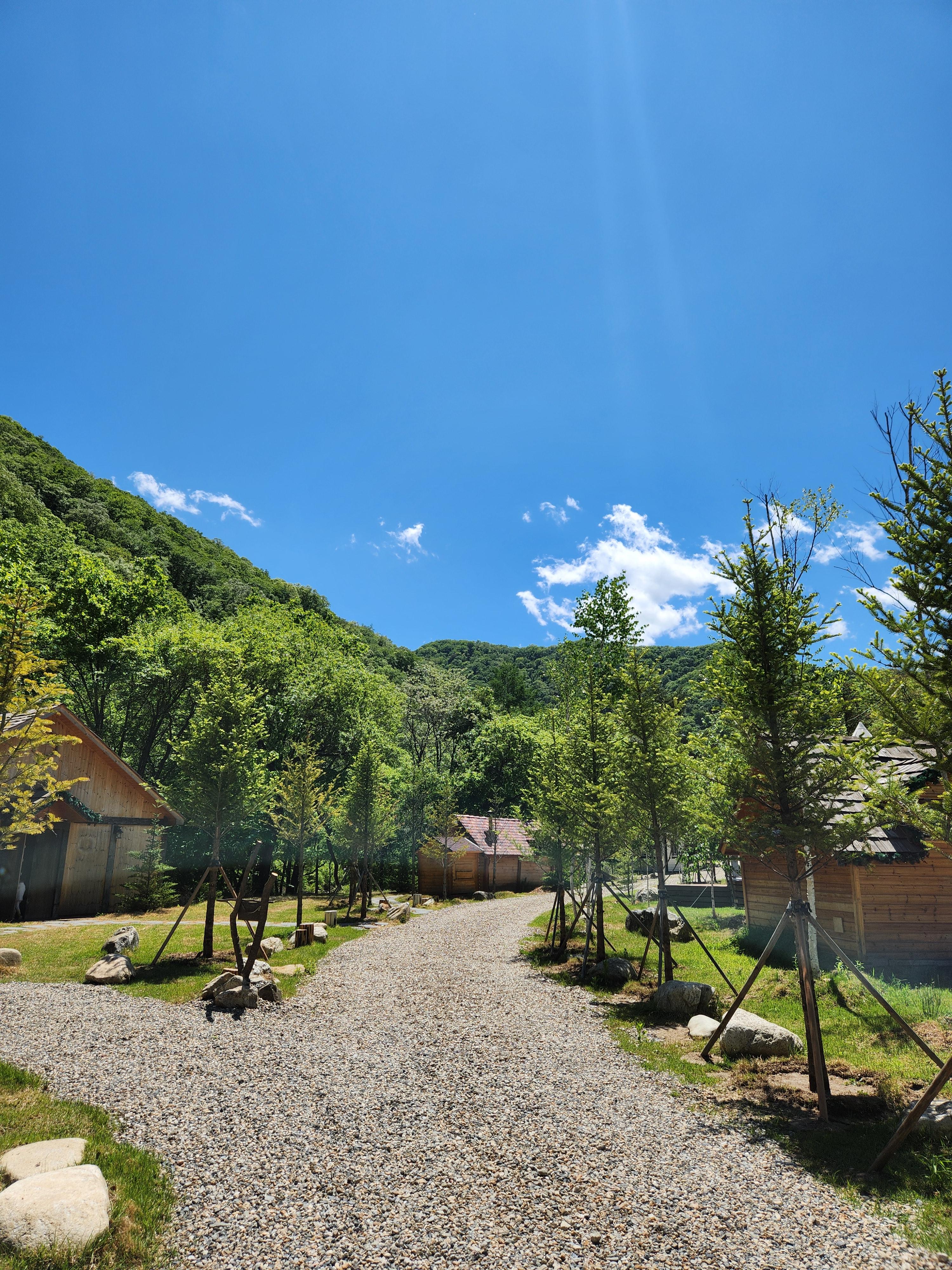 자갈밭을 따라-오두막집 여러채