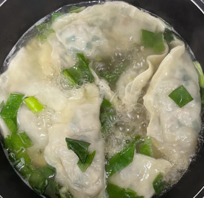 만두와 대파, 양념 넣고 끓이기