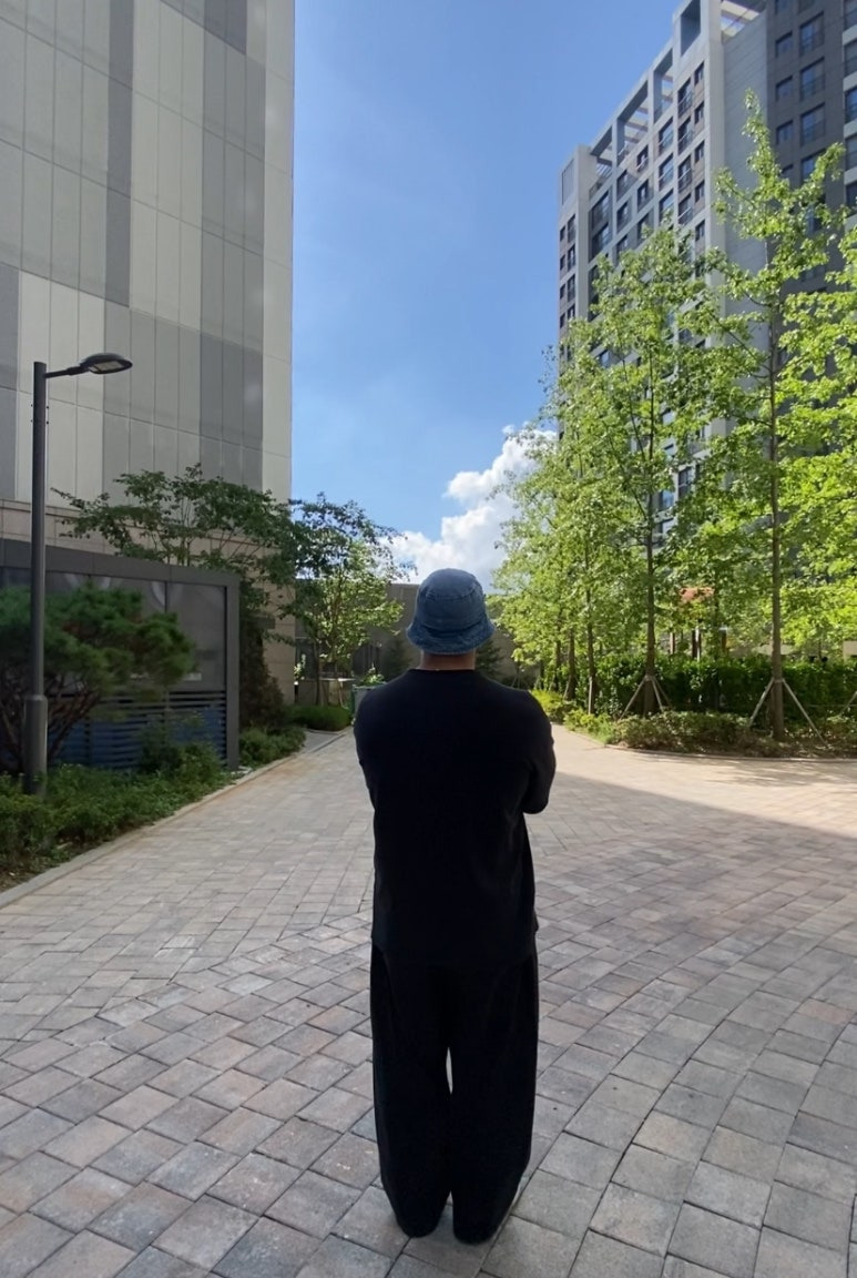 데일리룩(2025. 8. 22.)루오에스펙 오버핏 워싱 라인 빈티지 버킷햇, 어커버 오버사이즈 반팔 티셔츠, 무신사 무신사스탠다드 데님와이드 벌룬팬츠 블랙, 반스 체커보드 슬립온