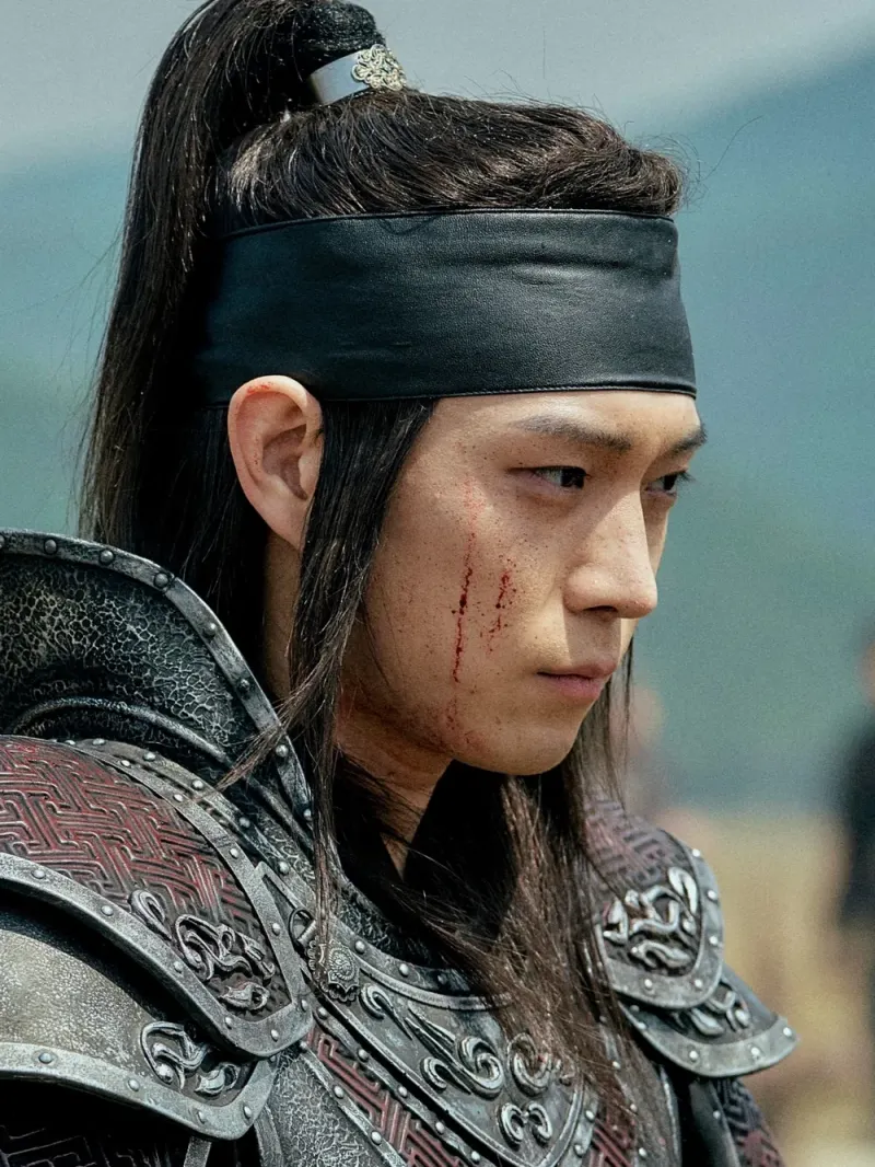머리에 검은 두건을 매고 갑옷을 입은채 피를 흘리고 있는 드라마 낮에 뜨는 달의 도하 캐릭터