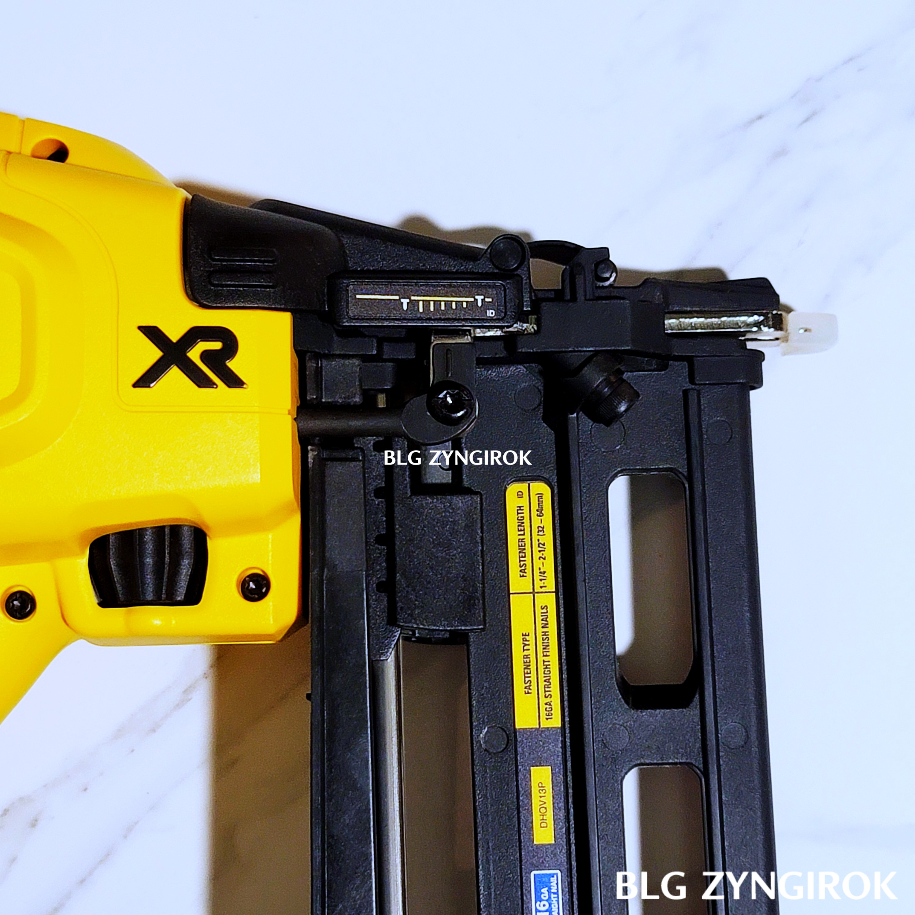 DCN662N-네일이-장착되는-매거진의-모습이다.