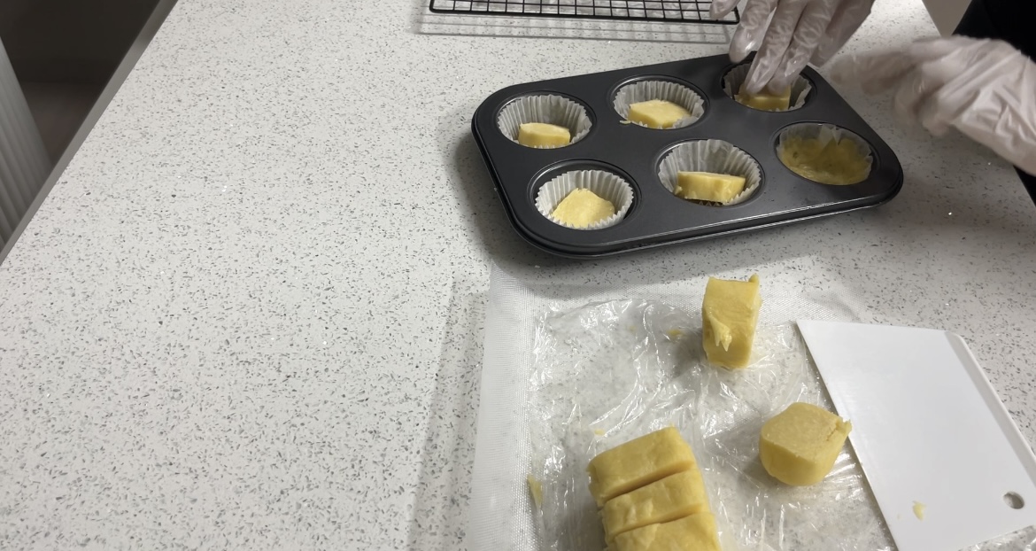 휴지시킨 에그타르트 반죽 팬닝하기