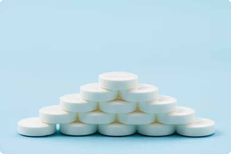 알약을 피라미드식으로 쌓아 놓은 모습