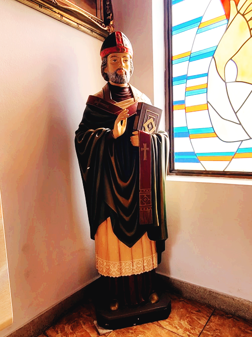서울 마천동성당의 주보성인이신 성 아우구스티노 성인 조각상입니다.