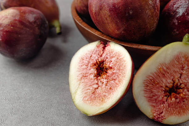 나무 그릇에 담긴 무화과