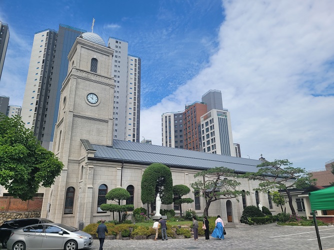 원주교구 원동 주교좌성당 성전 건물과 성모동산 성모상 사진입니다.