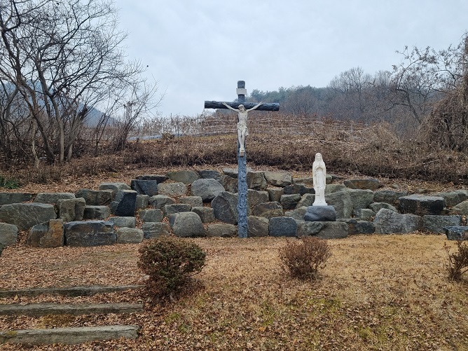 독뫼공소 터 십자고상, 성모상