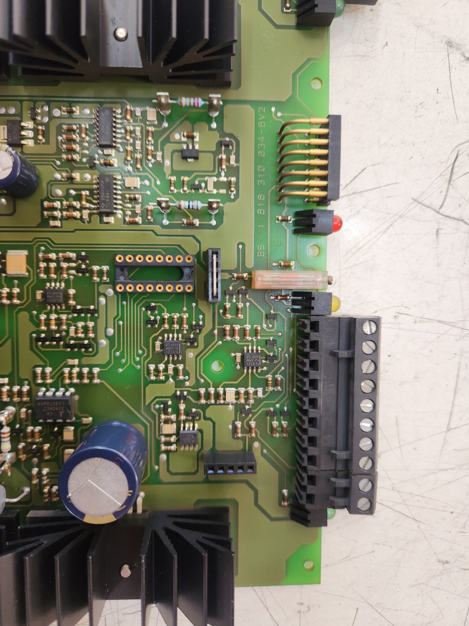 Bosch Rexroth 앰프 보드 VT-KRRA 2-537-20/V0/ 내부 전자 소자의 열화 및 손상이 확인되었고, 이로 인해 정상적인 신호 처리와 제어 기능이 불가능한 상태임을 확인할 수 있었습니다. 특히 주요 제어 신호 라인에 영향을 주는 불량 소자가 확인되어, 해당 부품이 작동 불능의 직접적인 원인으로 판단되었습니다.
진단 결과에 따라 문제가 된 불량 소자를 선별하여 제거하고, 동일 사양의 검증된 부품으로 정밀 교체 작업를 진행
수리 과정 by 메트영남