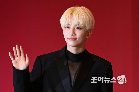 그룹 세븐틴 정한이 22일 오전 서울 영등포구 여의도 콘래드호텔에서 진행된 미니 9집 &#39;아타카&#39;(Attacca)의 발매 기념 기자간담회에 참석해 포즈를 취하고 있다. [사진=김성진 기자]