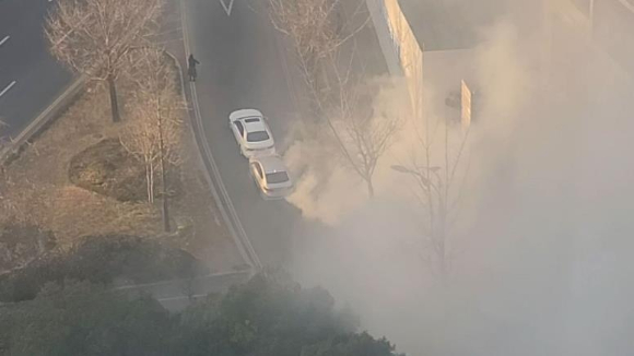 추돌사고 후 타이어 마찰로 일대 상공에 연기가 퍼진 모습 [사진=독자제공/연합뉴스]