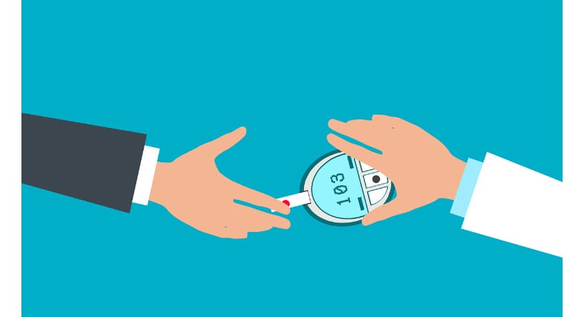 당뇨 수치를 측정하고 있다