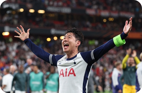 손흥민이 지난 5월 토트넘에서 유로파리그 우승 후 두 팔을 벌려 환호하고 있다. [사진=로이터연합뉴스]