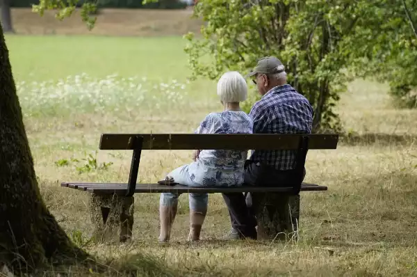 연금저축을 활용한 안정적인 노후를 위한 필수 전략 : 공원에서 노부부가 벤치에 앉아 이야기를 나누고 있다.