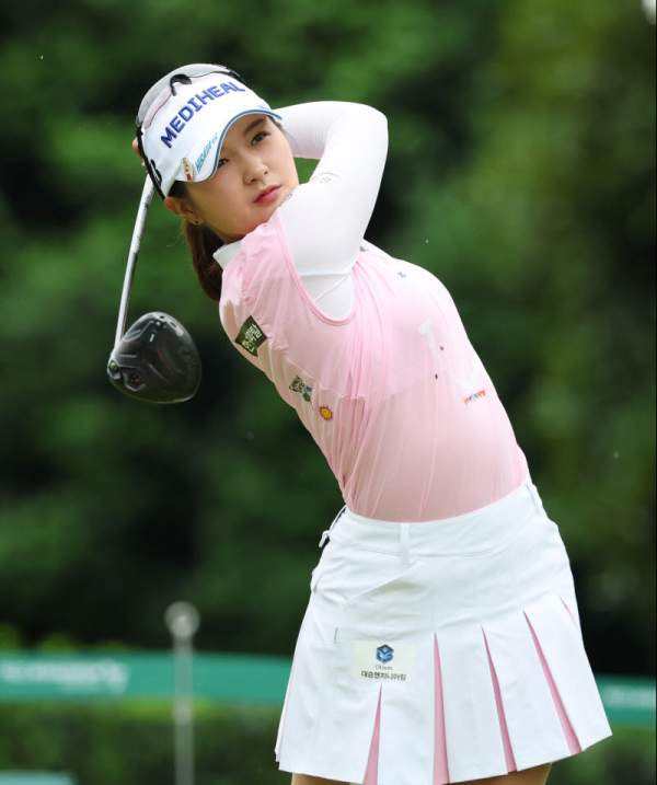 박현경 프로 나이 프로필 고향 학력 가족 우승 기록 및 JLPGA 어스 몬다민컵 선두 도약 분석