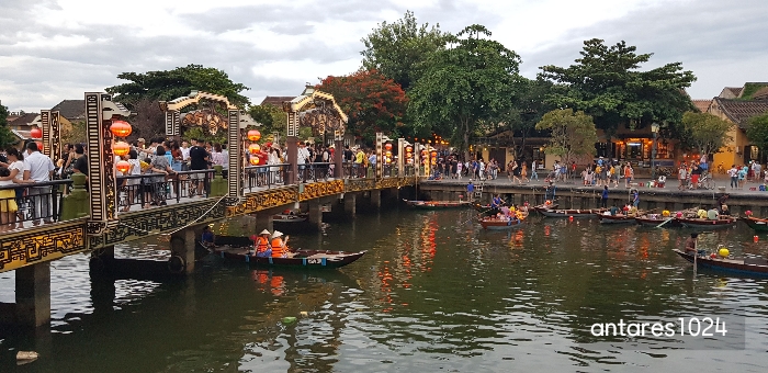 소원배타는-사람들과-강에-놓인-다리