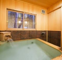 밝은 갈색의 나무로 이루어진 목욕탕 내부