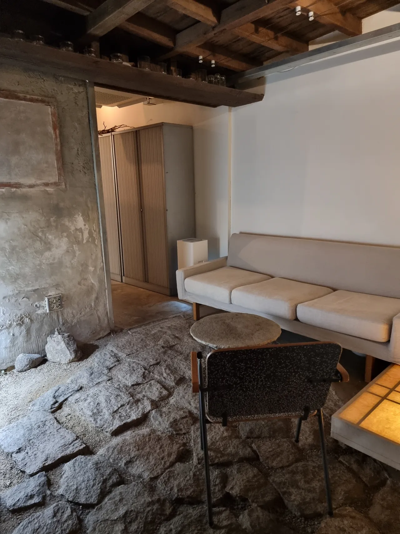 돌바닥-나무천장-테이블-은은한-조명