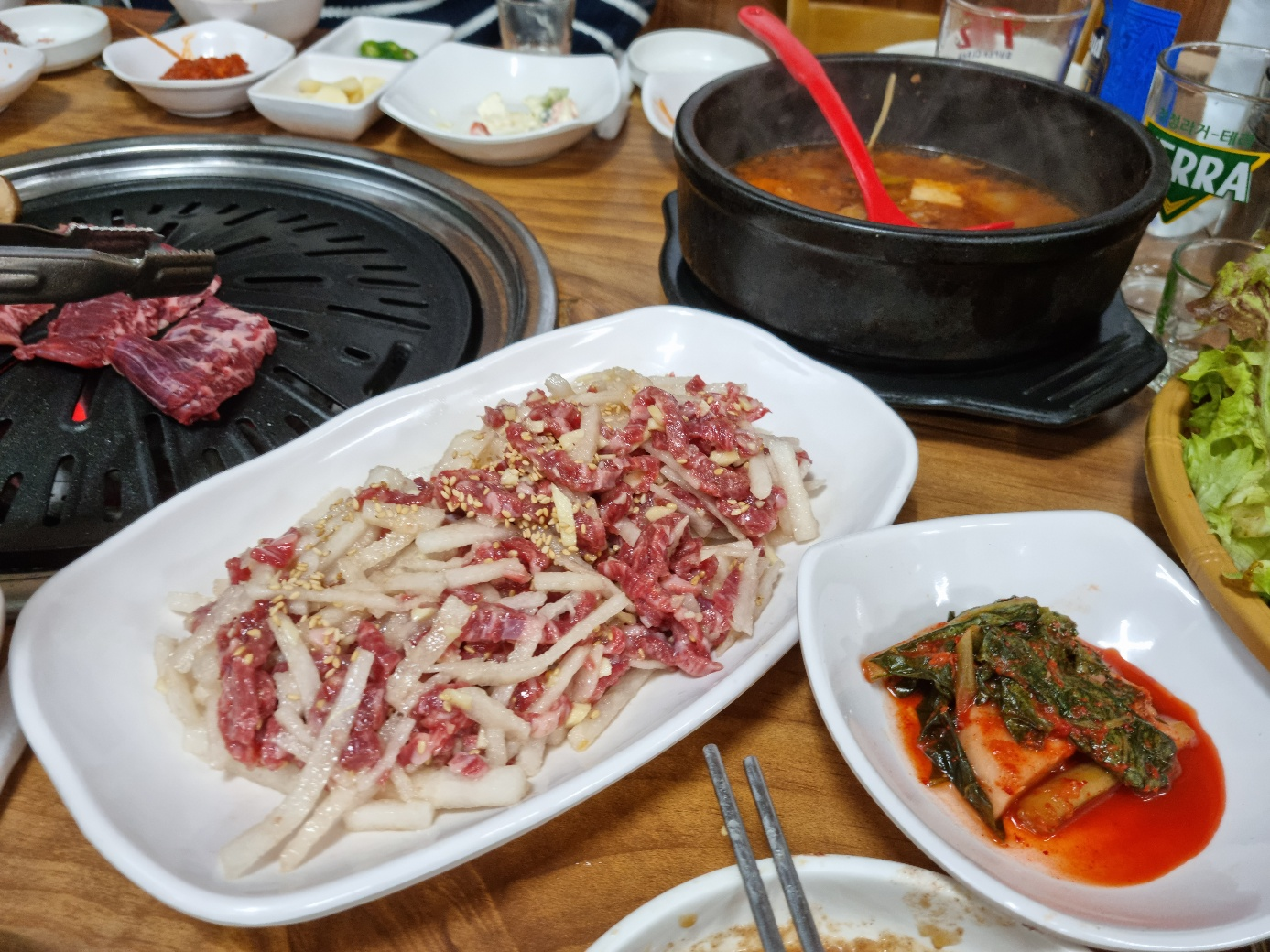 육회와_된장국_및_기본반찬 사진