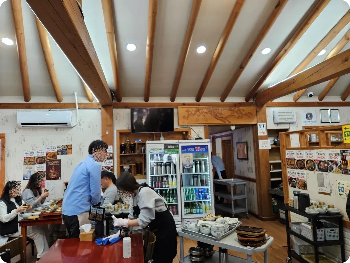 원이쌀밥-한정식-실내-내부공간-테이블-손님들-음식서빙-직원들