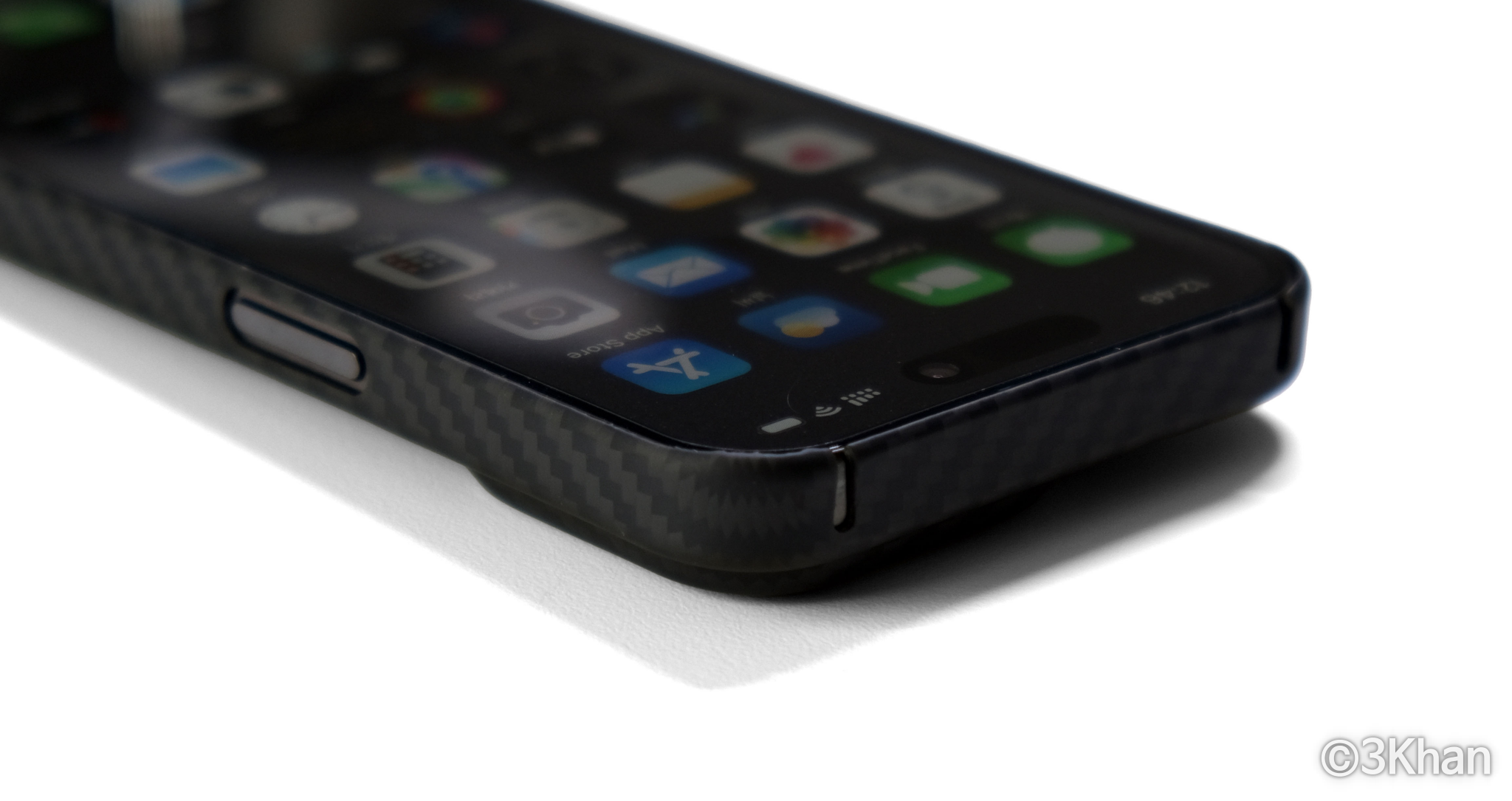 아이폰 맥세이프 카본 케이스 디테일 샷