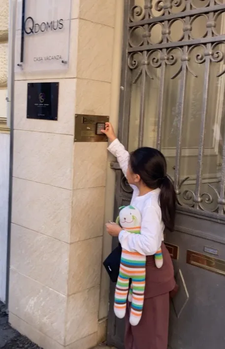 이탈리아-로마-에어비앤비-콜로세움-앞-큐도무스아파트- 대문-번호키