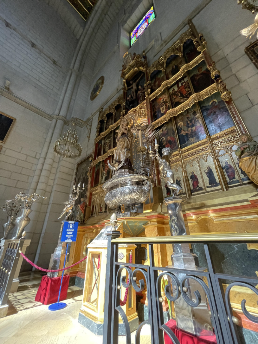 알무데나 대성당 실내