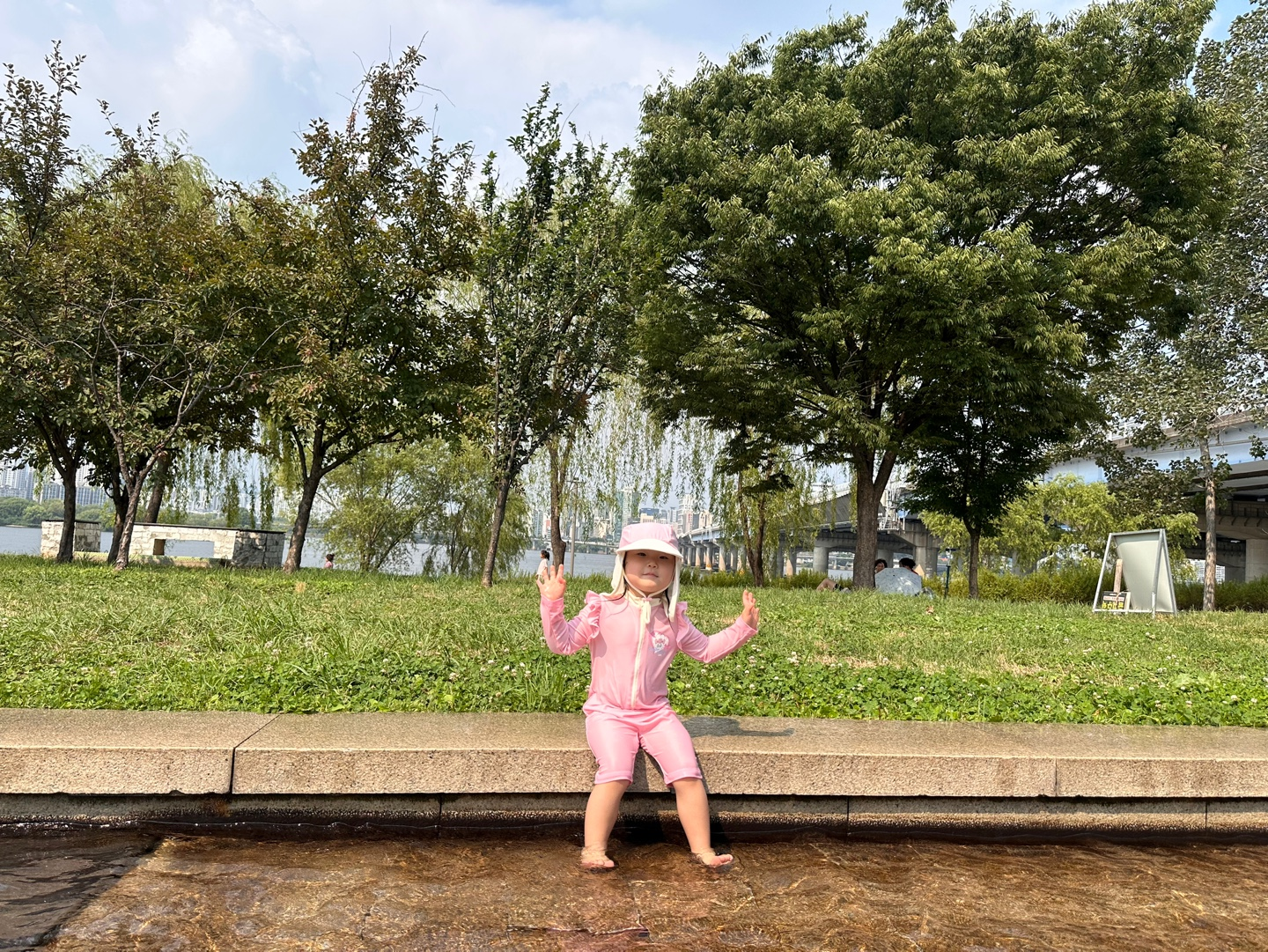 40개월 아이는 긴 물길에서 더 재미있게 놀았어요