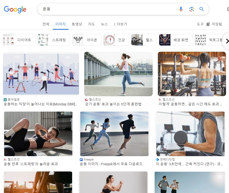 공원에서 편안한 복장으로 스트레칭을 하며 운동하는 중년의 모습