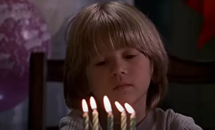 케익을 앞에 두고 실망한 표정으로 앉아있는 맥스