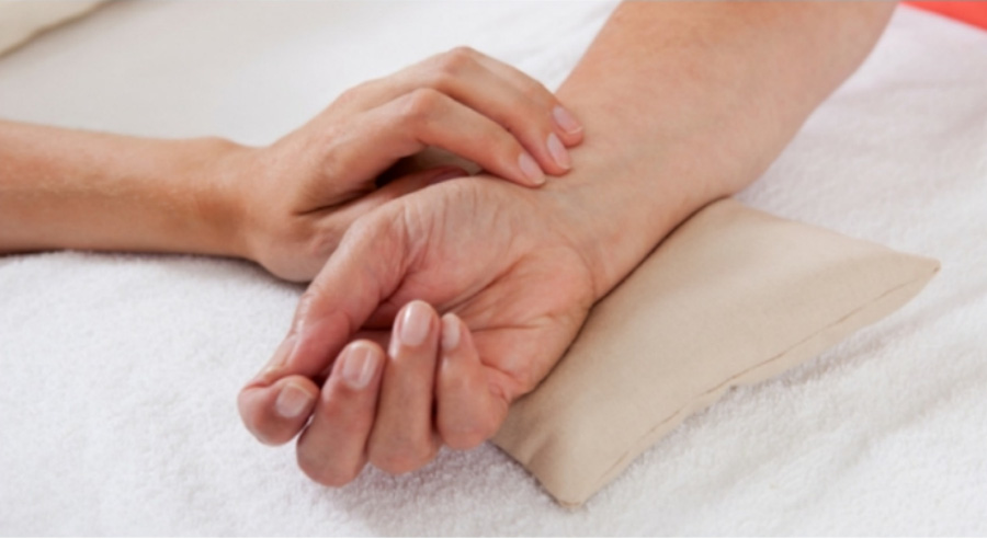 한의사의 왼쪽 손가락 2, 3, 4지를 환자의 오른쪽 손목에 대고 환자의 맥을 보고 있는 것을 찍은 사진