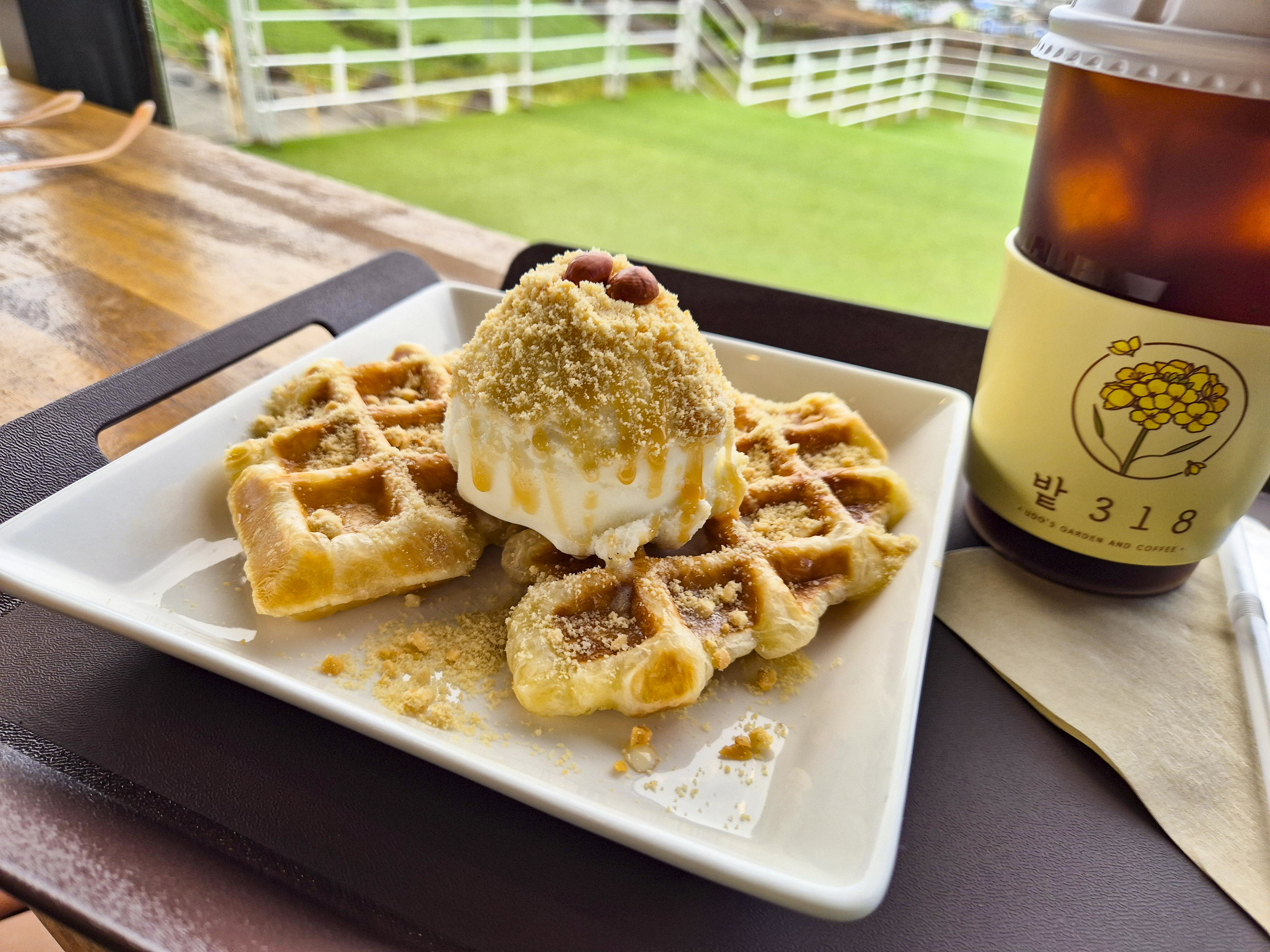 군침 도는 땅콩아이스크림 및 크로플