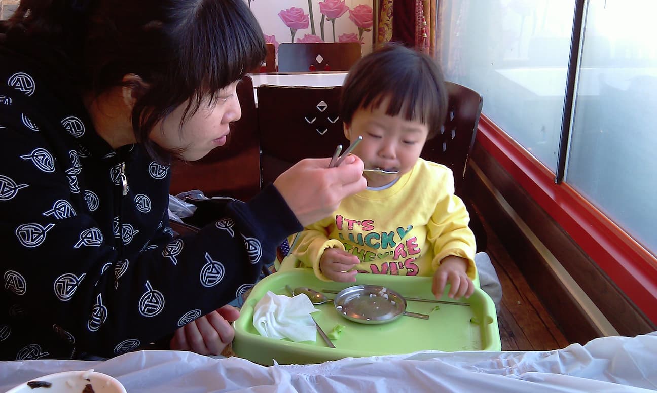 아기 식탁에서 밥을 먹는 아기