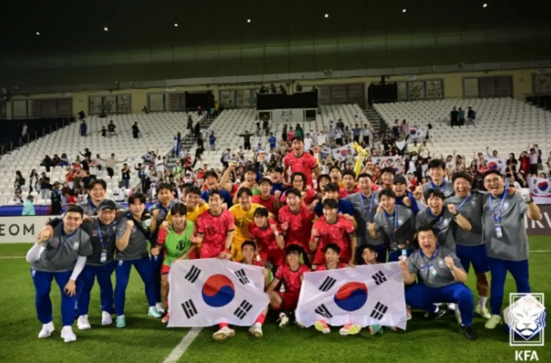 파리-축구구장에서 축구대표선수들이 모여 태극기를 들고 환호하는 모습