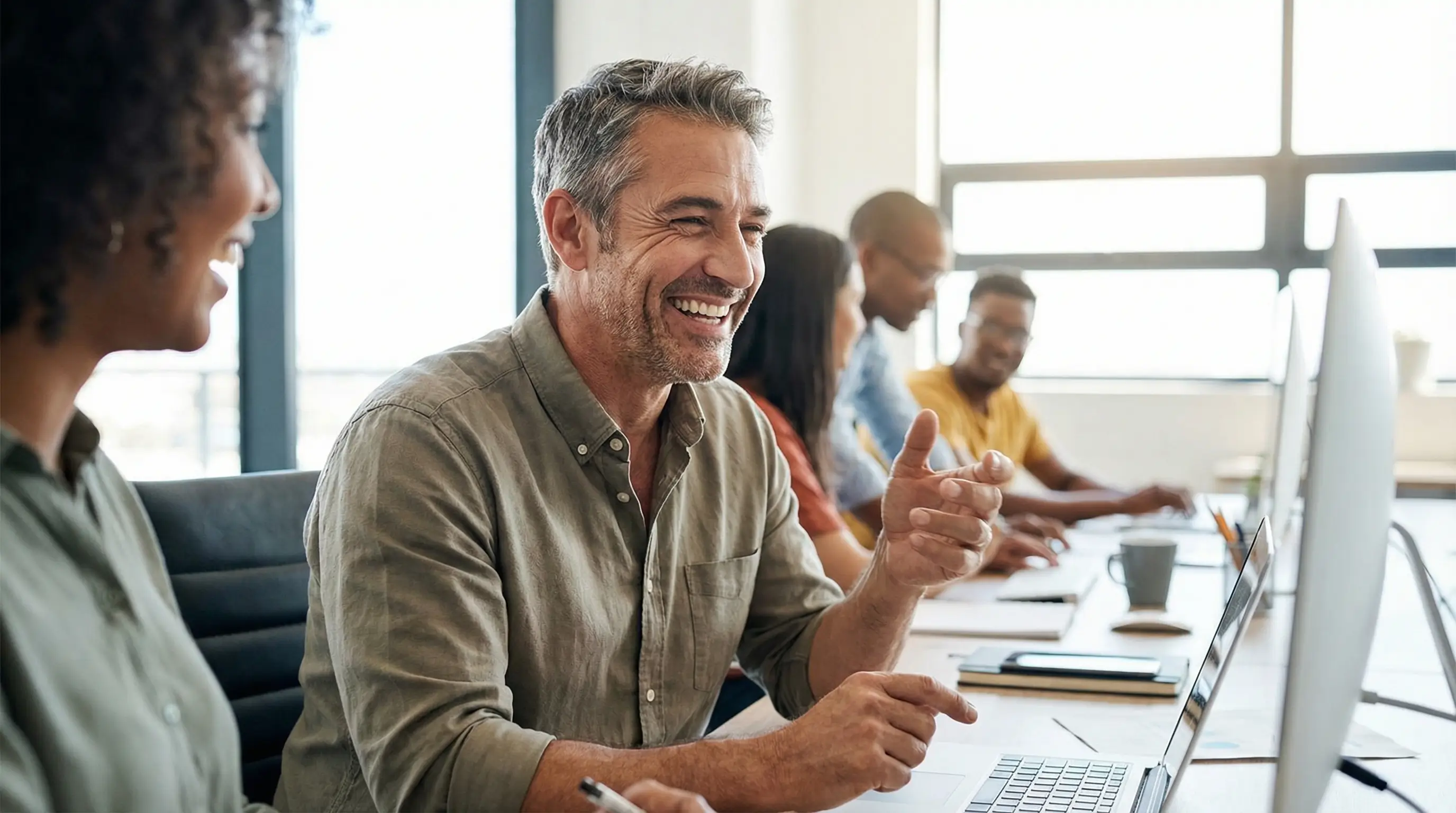 새로운 직장에서 밝게 웃으며 일하고 있는 중년 남성의 희망찬 모습